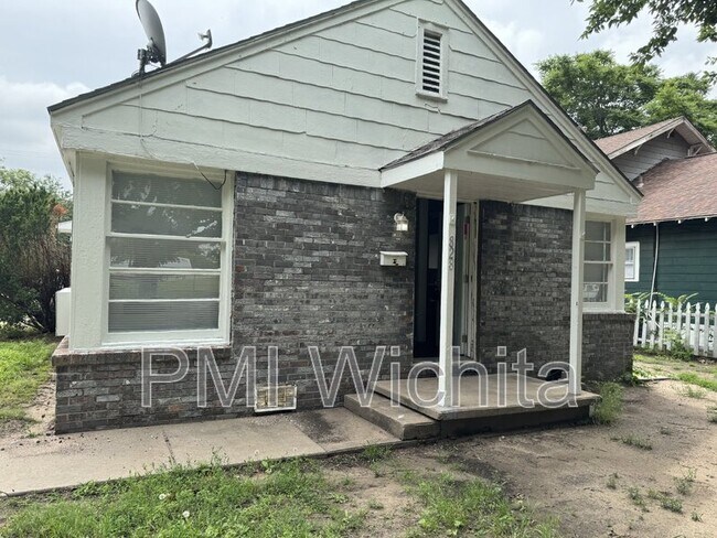 Building Photo - 828 S Water St