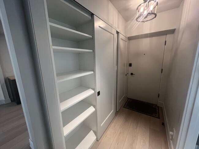 Building Photo - Newly Remodeled Condo on Capitol Hill - Close to UW