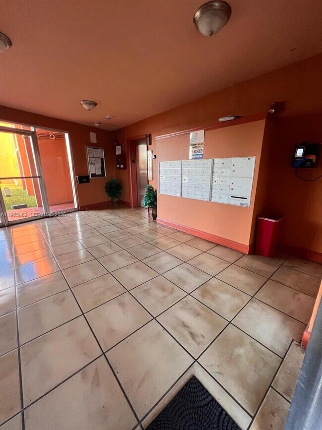 Building Photo - 1591 NE Miami Gardens Dr