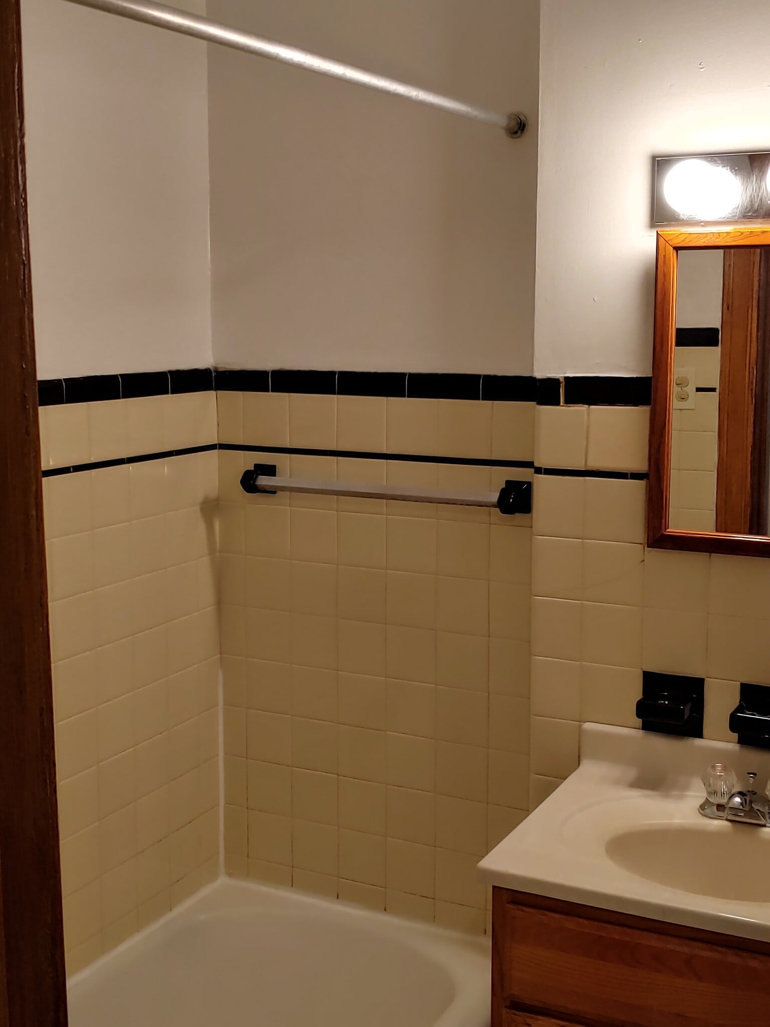 Bath - 7755 S South Shore Dr