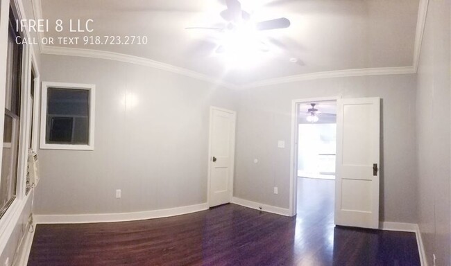 Building Photo - 2 Bedroom and one Bath upstairs unit in 2 ...