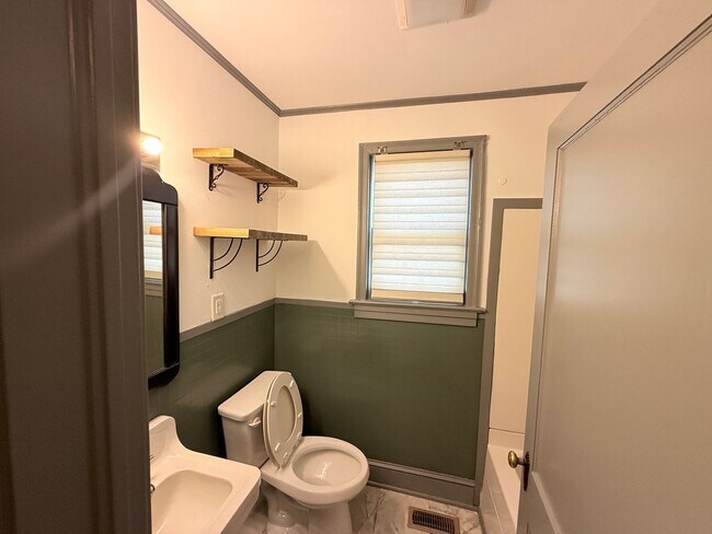 Building Photo - 3BR Normaltown Charmer