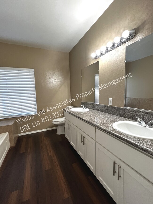 Building Photo - 202 Larkspur Dr