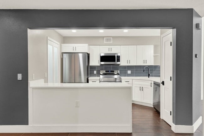 Building Photo - Charming 2-Bedroom + Bonus Room/Loft, 2-Bath Townhome Retreat in Conway!