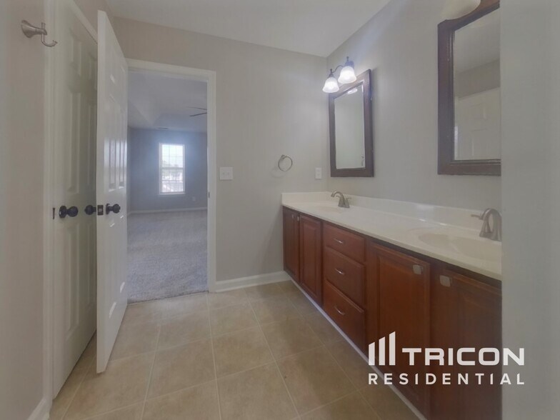 Building Photo - 621 Staffwood Dr