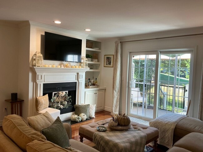 Building Photo - Exceptional 2 bedroom Condo