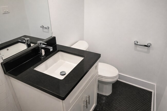 Building Photo - 727 Quebec Place NW