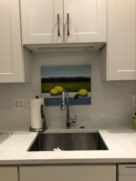 Quartz countertops in extra large kitchen - 1660 Beekman Pl NW