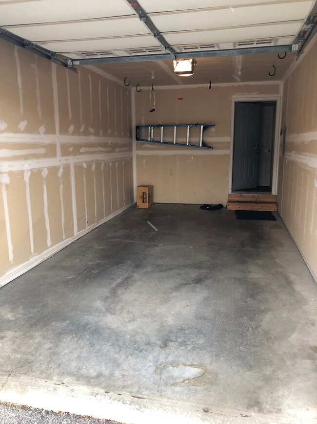 Building Photo - 3 Bedroom 2.5 Bath Condo across from Outla...