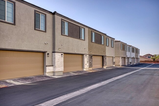 Building Photo - LIKE NEW 3 BEDROOM TOWNHOME