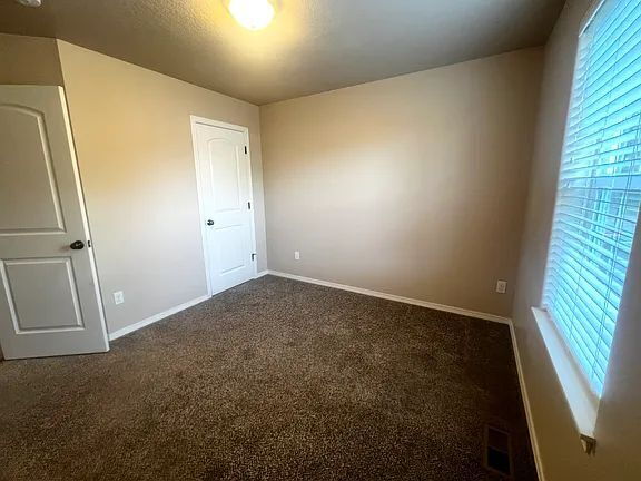 Building Photo - "Charming 3-Bedroom Oasis with Cozy Fireplace in Veneta – 1268 Sq Ft of Comfort!"
