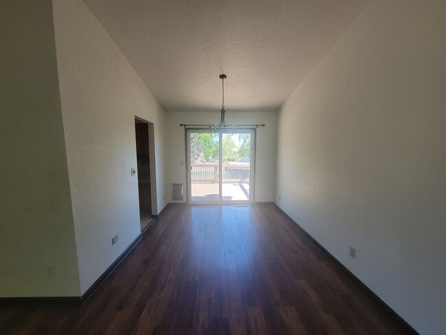 Building Photo - Stylish Split-Level in Central Kennewick w...