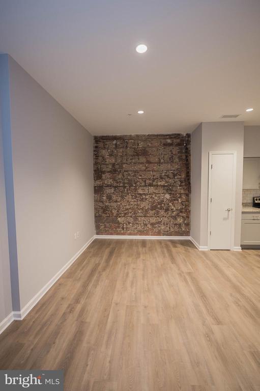 Building Photo - 218 W Main St