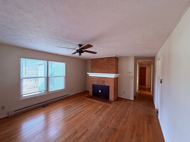 Building Photo - Charming Country Home with Spacious Yard & Mountain Views – Singers Glen, VA