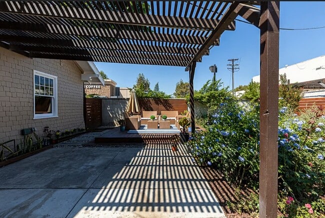 Building Photo - 125 E Alvarado St