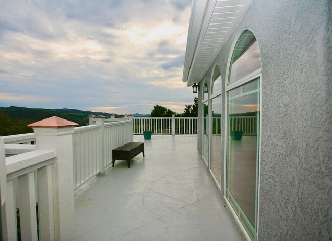 Building Photo - 4br 3-1/2ba Victorian in hills of Blossom Valley