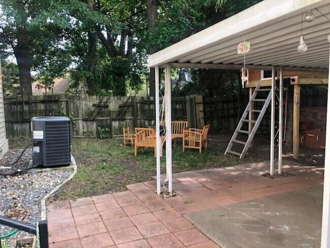 Building Photo - Colonial Heights