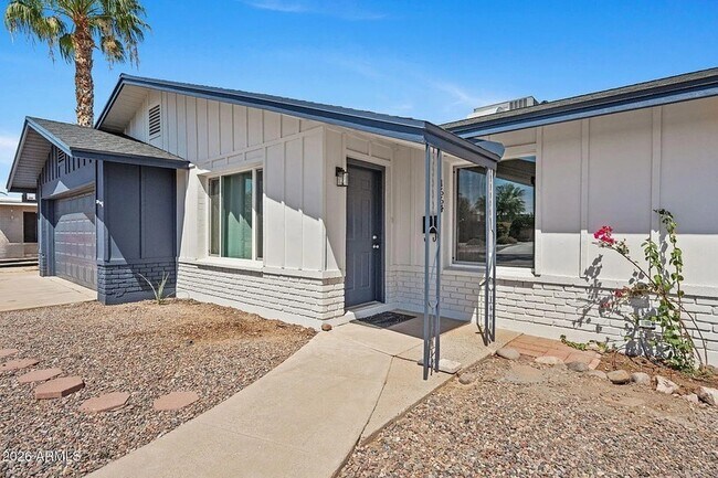 Building Photo - 1664 E Del Rio Dr