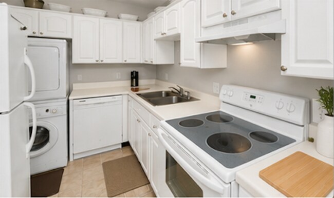 Building Photo - 1/1 Lakefront Living in Carrollwood! Available July 10th!