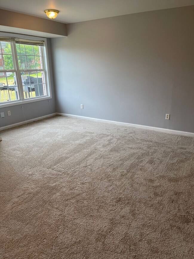 Building Photo - Spacious Townhouse