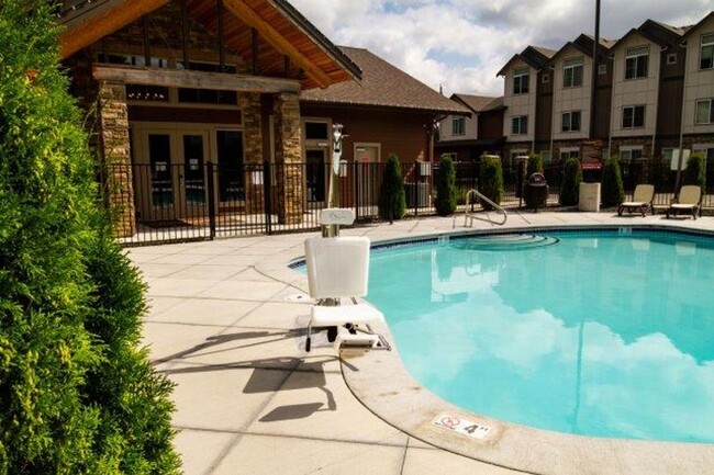Building Photo - Gorgeous 2 Bedroom 1 Bath top floor Privat...