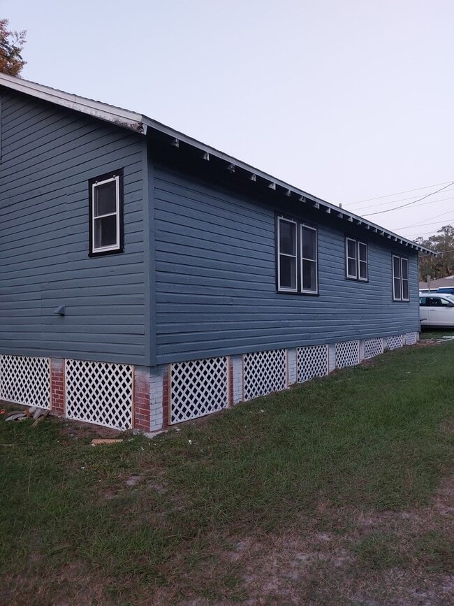 Building Photo - 1014 NE 8th Ave