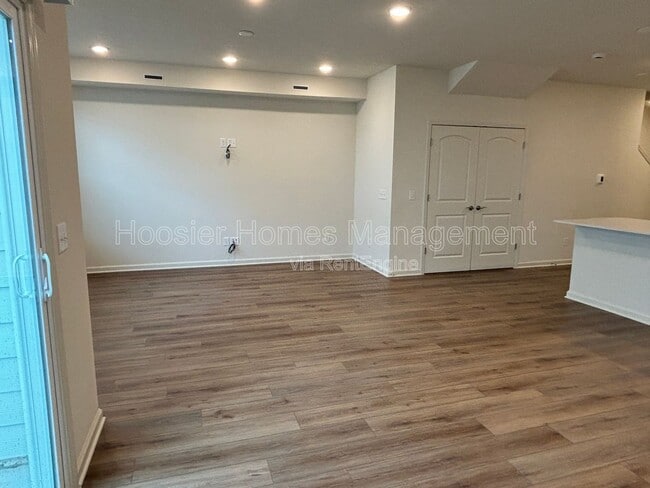 Building Photo - 7255 Shroyer Wy
