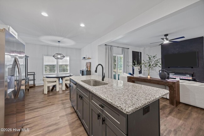 Building Photo - 521 N Hale St