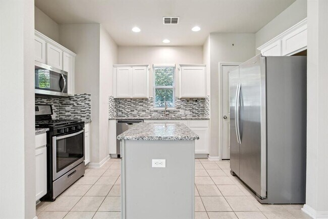 Building Photo - 174 Friendship Oak Dr