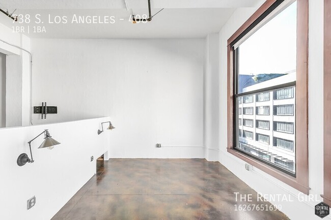 Building Photo - 738 S Los Angeles St