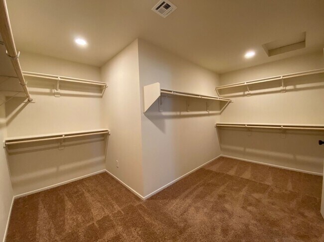 Building Photo - 4 BED 3 BATH Townhome, 1 LOFT, 2 GARAGES, GATED!