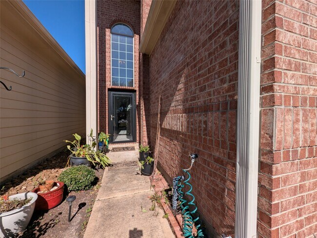 Building Photo - 913 Sweet Pine Dr