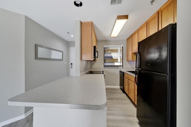 Building Photo - Lovely Two Bed Two Full Bath Condo in Fort...
