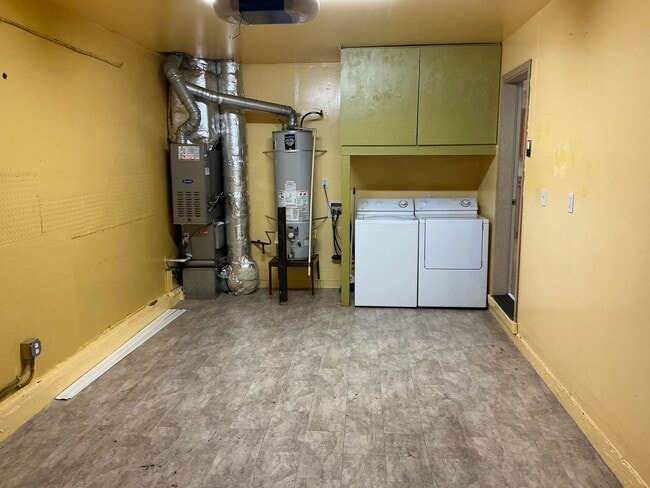 Building Photo - Modern  Conveniences