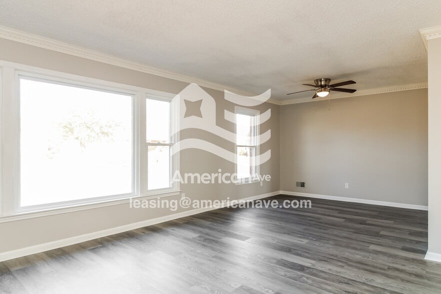 Building Photo - 215 Laurel Meadows Dr