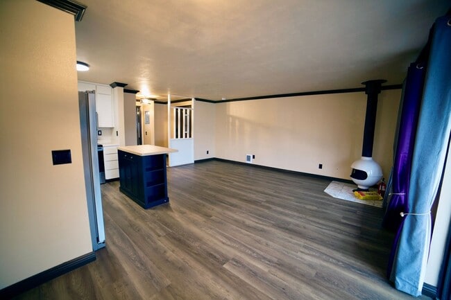 Building Photo - $300 Off! Quiet Top Floor 1 Bedroom Condo in Gated Tukwila Community