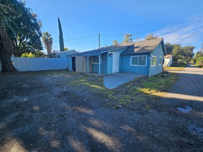 Building Photo - Charming 2/1 Home For Rent in Gerber!