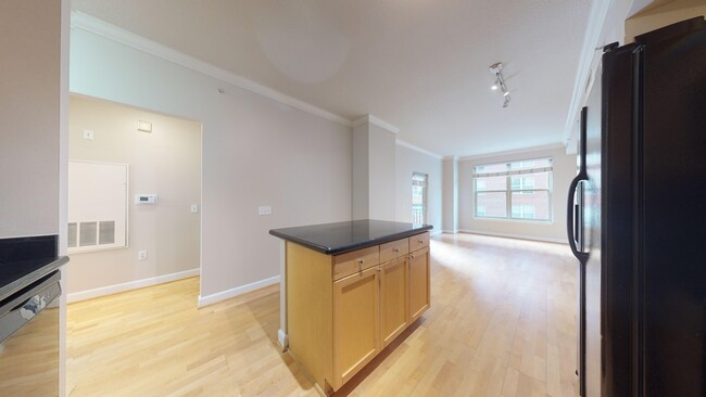 Building Photo - Logan Circle One Bedroom With Private Balc...