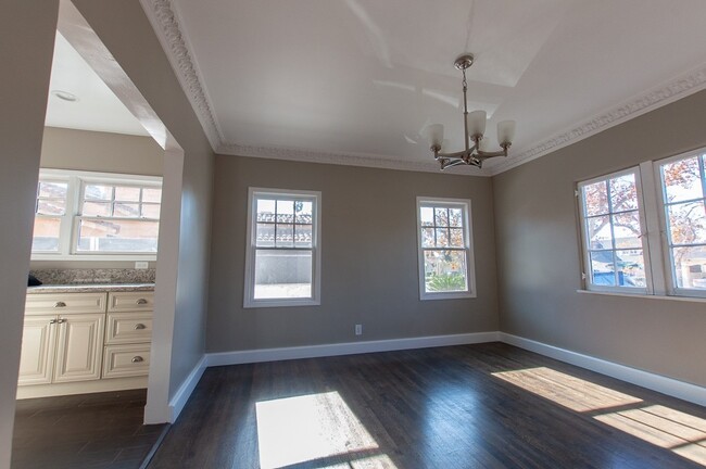 Building Photo - Amazing 3 bed 2.5 bath single family house...