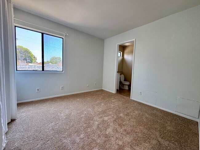Building Photo - Light and Bright Townhouse-style condo in ...
