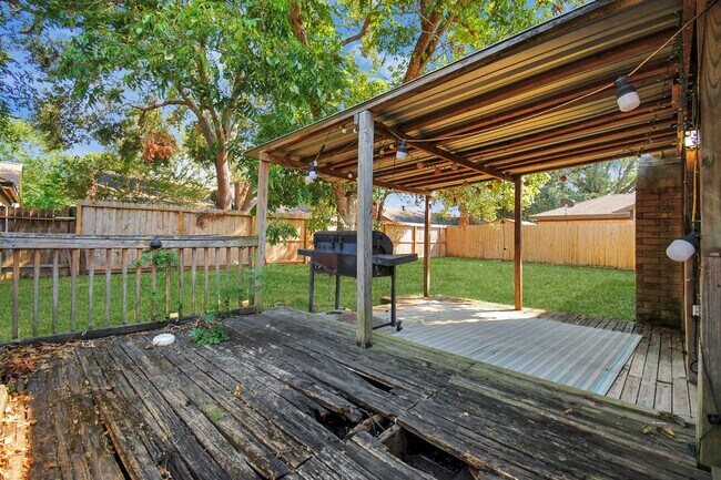 Building Photo - 2215 Windy Meadow Dr