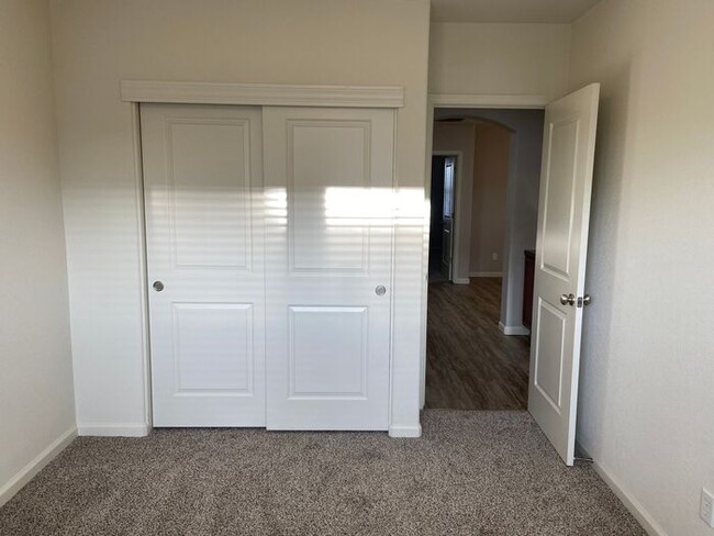Building Photo - Somersett Reno Home - Walking Trails and t...