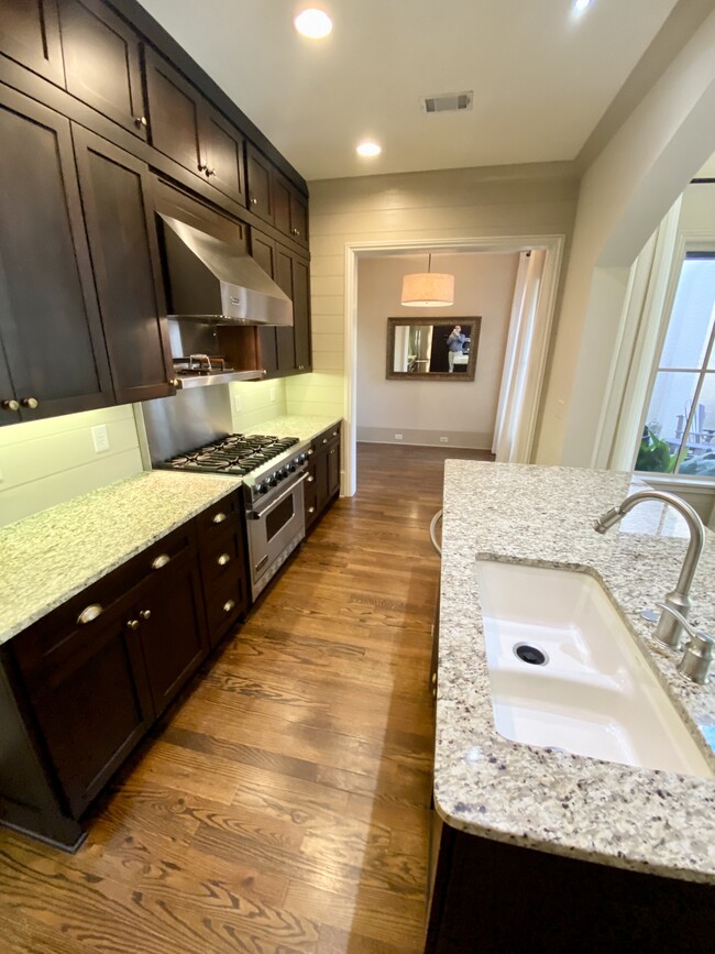 Building Photo - 975 N Ormewood Park Dr SE