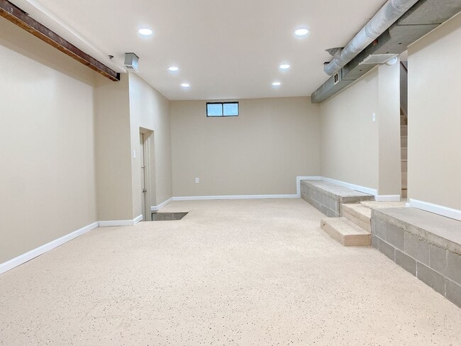 Building Photo - Beautifully updated 5 bed 2 bath house $2200