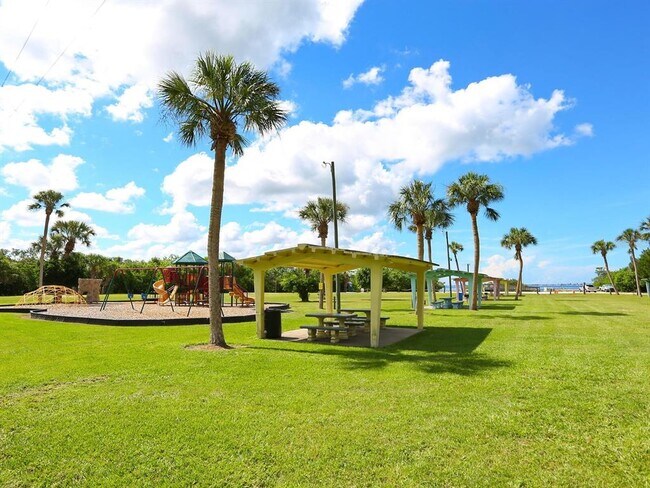 Building Photo - 3115 Bay Dr