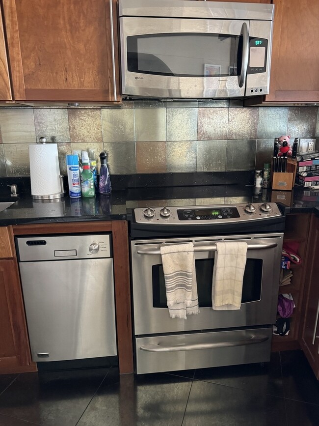 Building Photo - 300 N State St