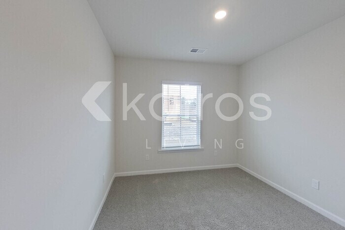 Building Photo - 2241 Banyon Cir