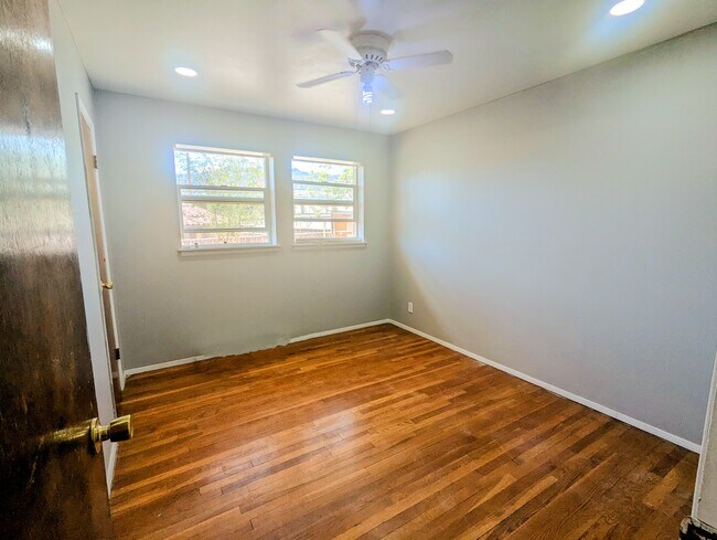 Building Photo - 4309 Mobile Ave
