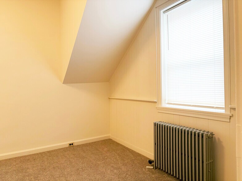 Building Photo - 19 W Main St