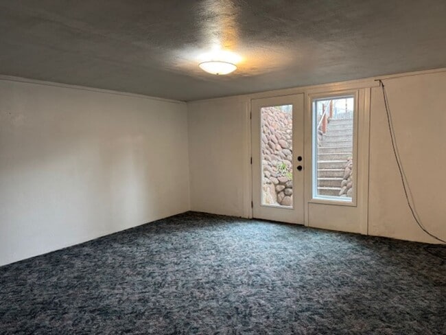 Building Photo - 2405 Sunset Dr